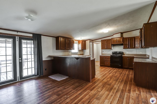 9960 W New Boston Rd, Hooks, TX 75561 - kitchen featuring dark wood finished floors, lofted ceiling, a peninsula, and black / electric stove