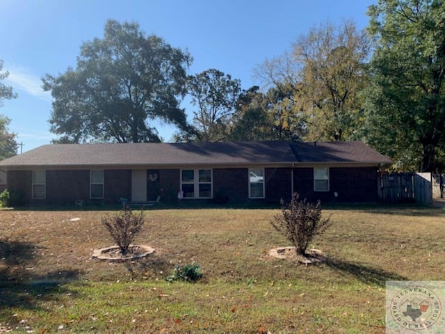 view of front of property featuring a front yard