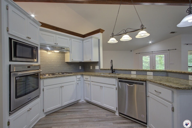 25 Dunham Dr, Texarkana, TX 75503 - kitchen featuring lofted ceiling, a sink, stainless steel appliances, a peninsula, and backsplash