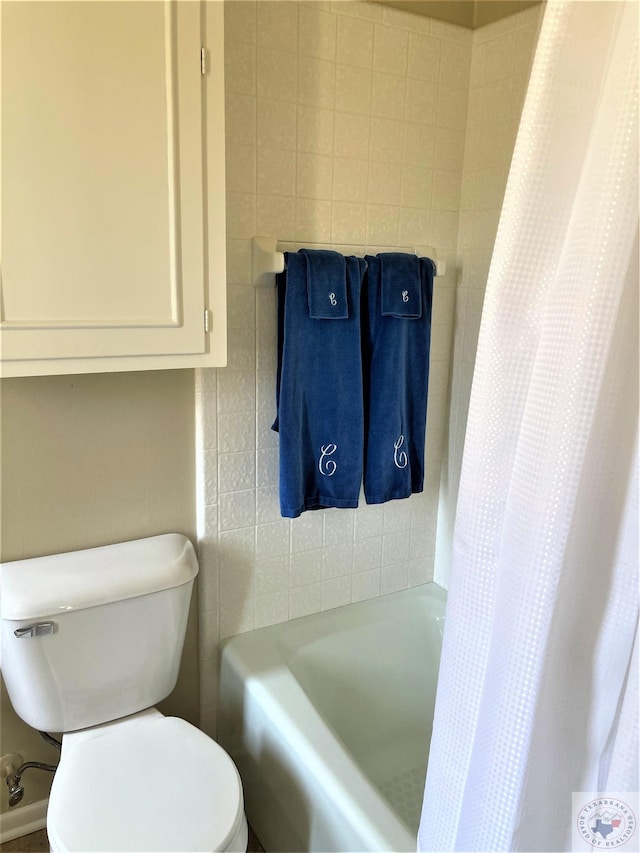 501 Park St, Atlanta, TX 75551 - bathroom featuring a washtub, curtained shower, and toilet