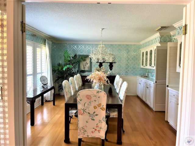 501 Park St, Atlanta, TX 75551 - dining room with ornamental molding, visible vents, a textured ceiling, and wallpapered walls