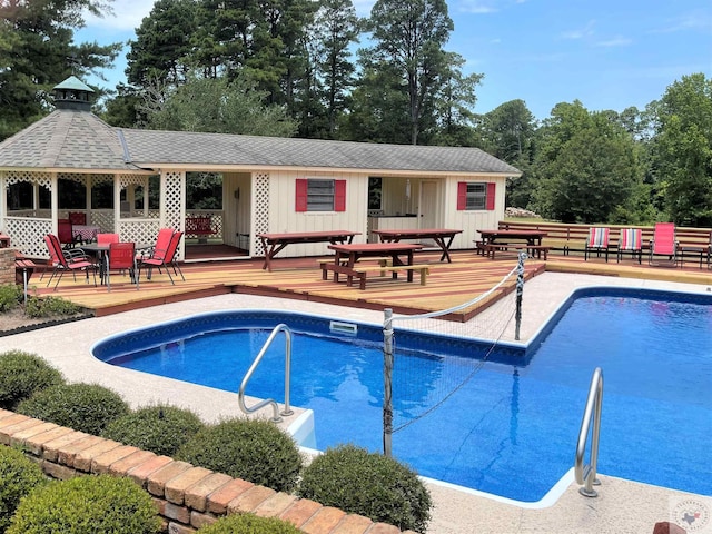 501 Park St, Atlanta, TX 75551 - pool featuring a deck