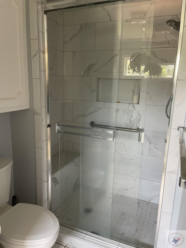 501 Park St, Atlanta, TX 75551 - bathroom with a stall shower and toilet