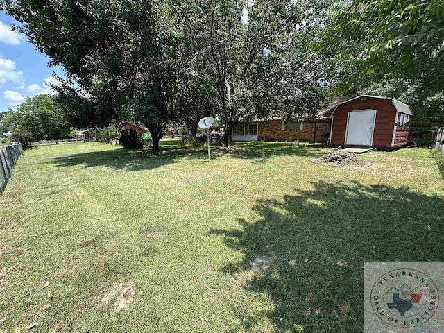 view of yard with a storage shed