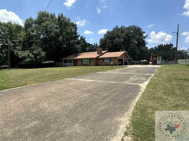 view of front of home featuring a front lawn