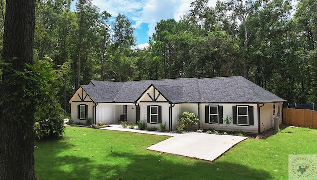 view of front facade featuring a front lawn