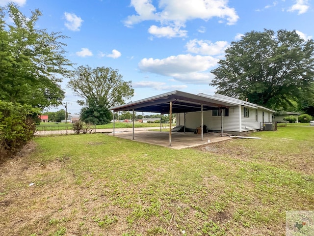 view of yard featuring cooling unit and a carport