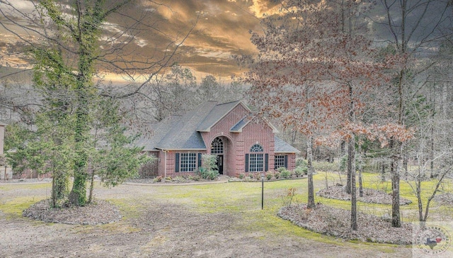 view of front facade with a front lawn