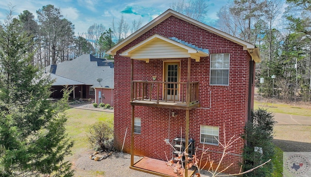 back of house featuring a lawn