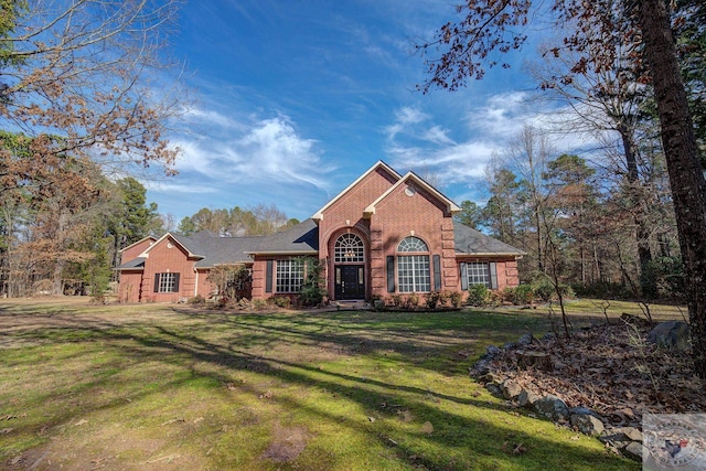 view of front facade featuring a front lawn