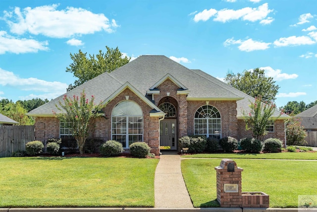 view of front of home featuring a front yard