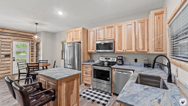 228 Old Factory Site Rd, Murfreesboro, AR 71958 - kitchen featuring appliances with stainless steel finishes, light brown cabinets, a sink, light wood-style flooring, and a kitchen island