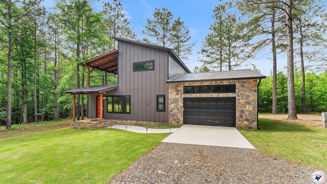 228 Old Factory Site Rd, Murfreesboro, AR 71958 - contemporary house featuring driveway, a front yard, stone siding, metal roof, and an attached garage