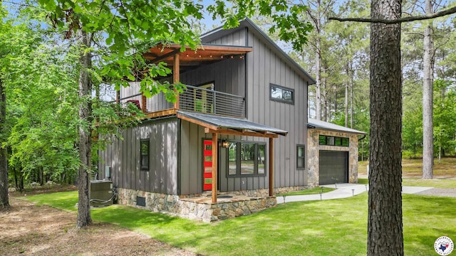 228 Old Factory Site Rd, Murfreesboro, AR 71958 - contemporary home featuring board and batten siding, a balcony, a front lawn, and metal roof