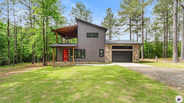 228 Old Factory Site Rd, Murfreesboro, AR 71958 - contemporary house featuring driveway, a front yard, a garage, and metal roof
