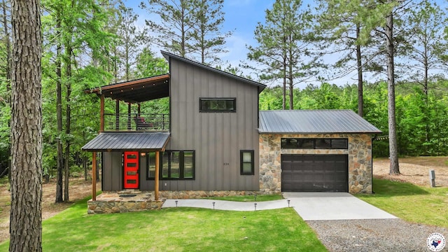 228 Old Factory Site Rd, Murfreesboro, AR 71958 - contemporary home with concrete driveway, a front yard, and metal roof
