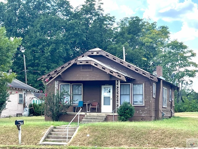 view of front of home featuring a front yard