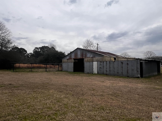 view of yard with an outdoor structure