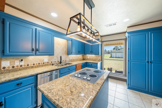 kitchen featuring blue cabinetry, tasteful backsplash, a kitchen island, a sink, and electric stovetop