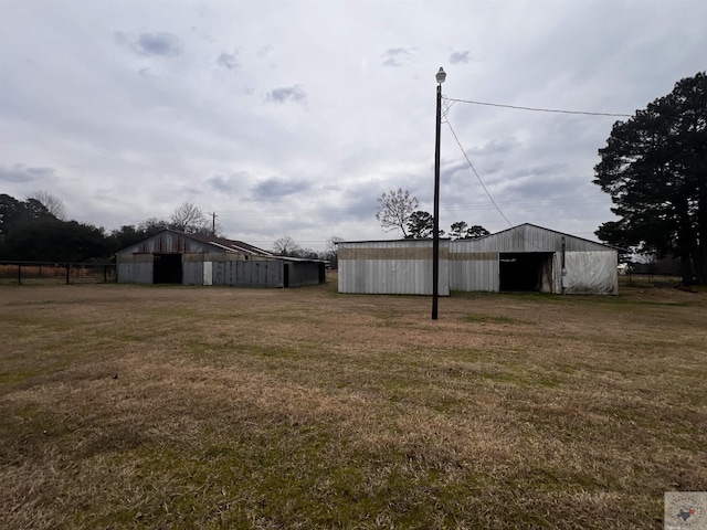 view of yard with an outbuilding