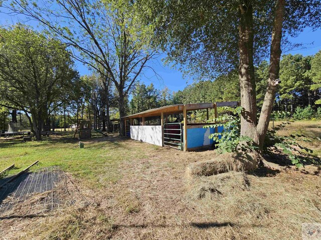 view of yard with an outdoor structure