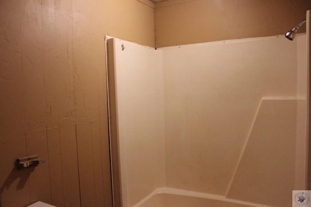 bathroom featuring washtub / shower combination