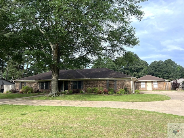 ranch-style home featuring a front lawn