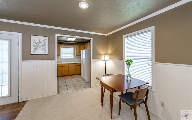 office space featuring sink and crown molding