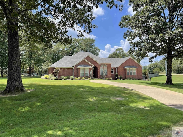 single story home with a front lawn