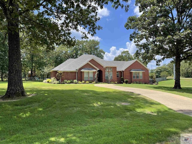 single story home with a front lawn