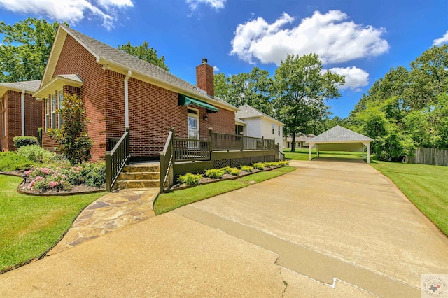 view of front of home featuring a front yard and a carport