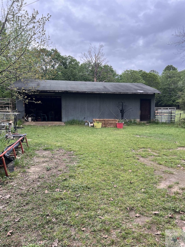 view of yard with an outbuilding