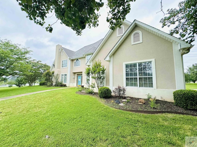 view of front facade featuring a front lawn