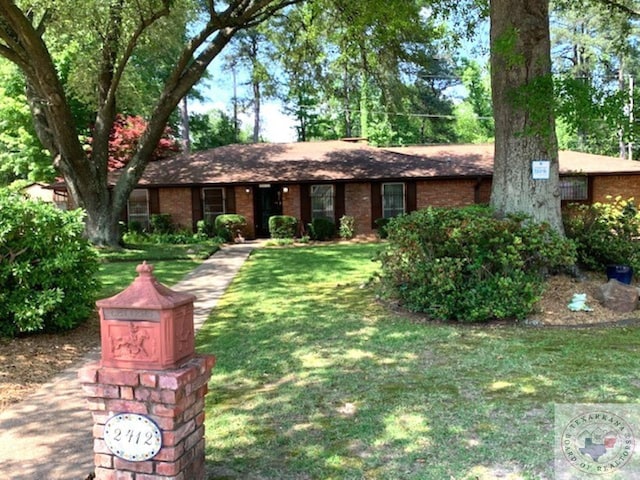 ranch-style home featuring a front lawn