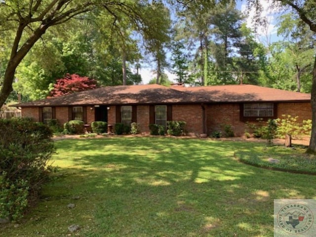 single story home with a front yard