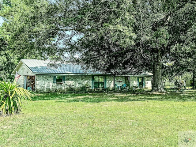 ranch-style home with a front yard