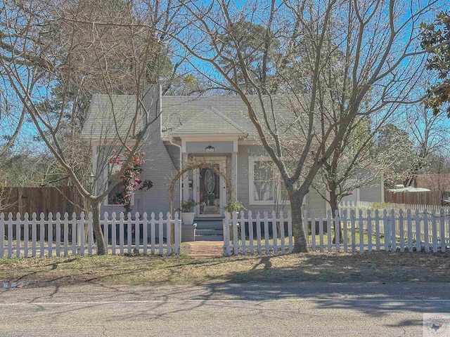 view of front of property featuring a fenced front yard