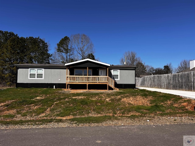 2 Rayn St, Texarkana, TX 75501 - manufactured / mobile home featuring fence and a front yard