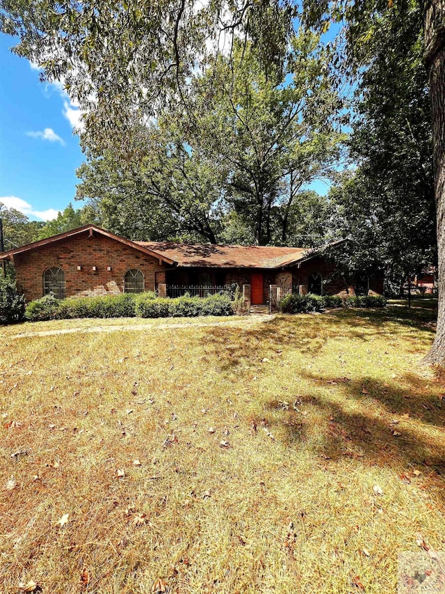 view of front of home with a front lawn