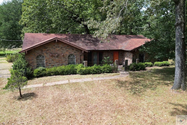 ranch-style home with a front lawn