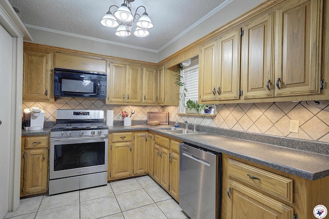 3916 Sabine Ave, Texarkana, TX 75503 - kitchen with stainless steel appliances, a sink, dark countertops, a chandelier, and a textured ceiling