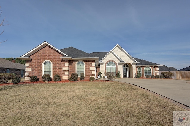 view of front of home featuring a front lawn