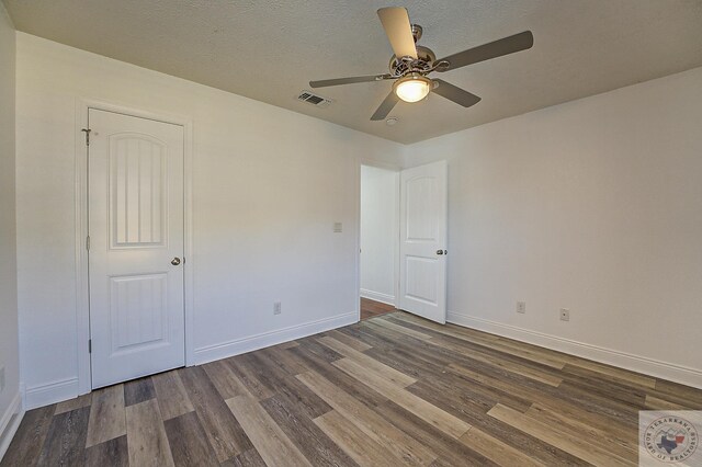 unfurnished room featuring wood-type flooring, a textured ceiling, and ceiling fan