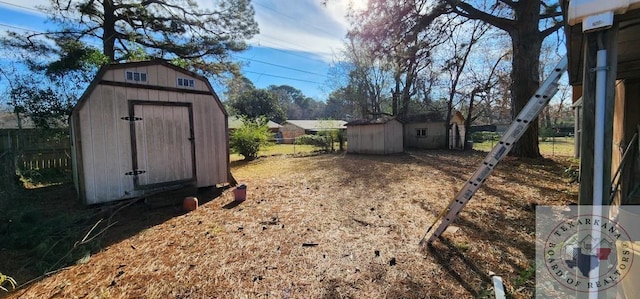 view of yard featuring a shed