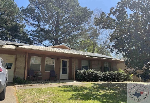 single story home featuring a front lawn