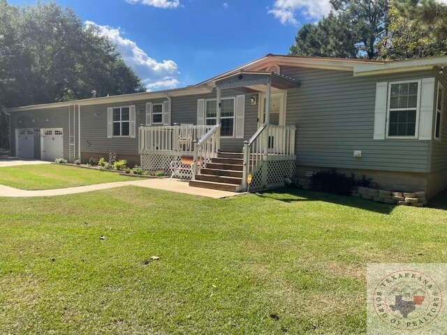 manufactured / mobile home featuring a front lawn