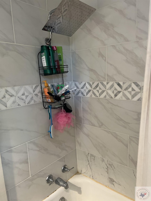 bathroom featuring tiled shower / bath