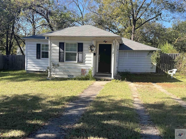 view of front facade with a front yard