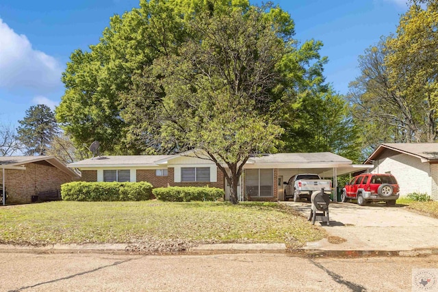 view of front of property featuring a front yard and a carport