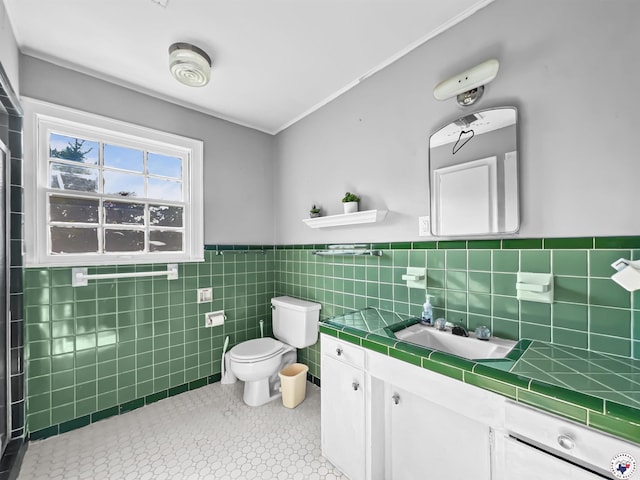 3223 Walnut St, Texarkana, TX 75503 - full bath featuring tile walls, vanity, and wainscoting